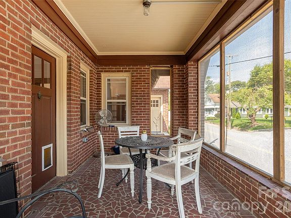 3rd image of 831 Oakland St