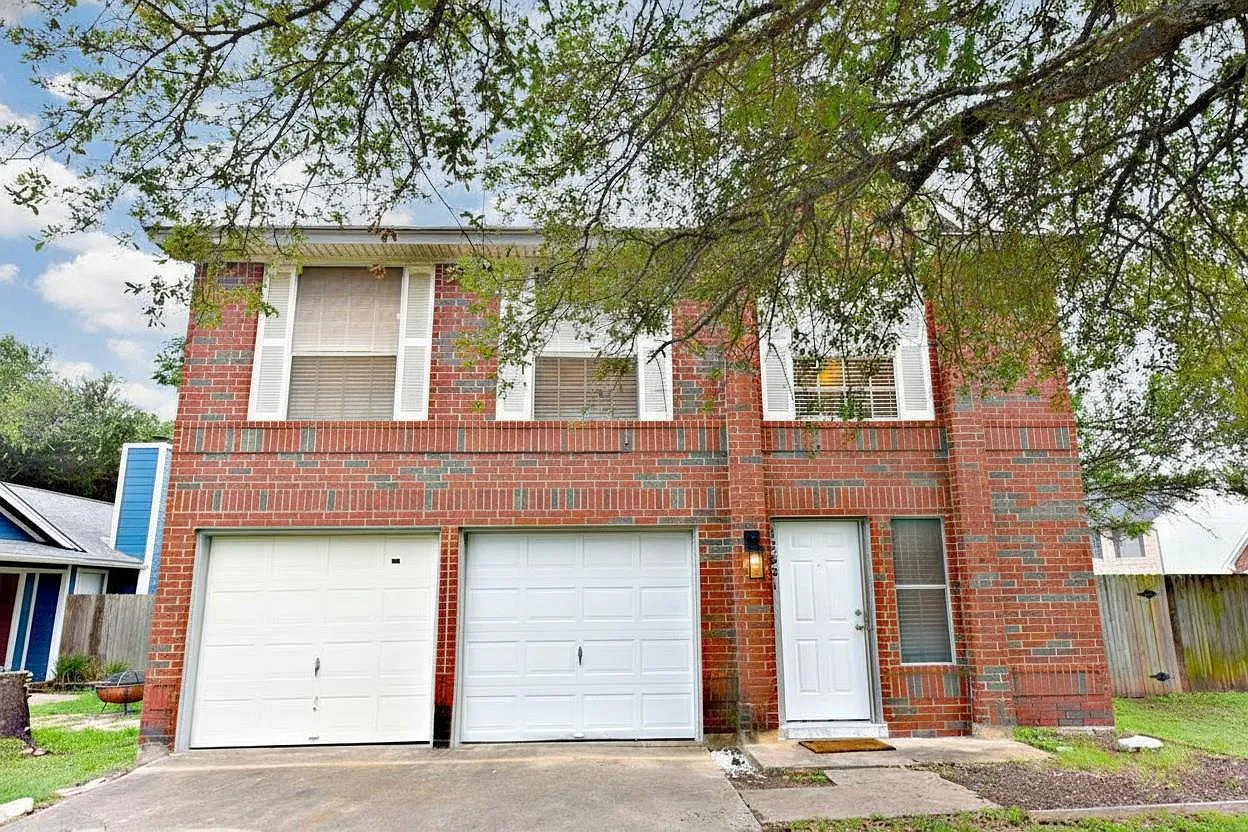 4 bed, 2.5 bath, 1934 sqft, $2,095 — Photo 2