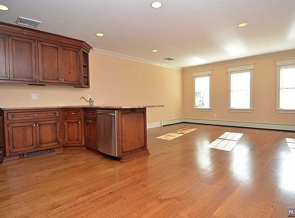 4th image of 364 Hillsdale Ave