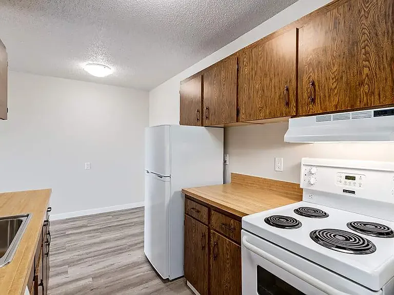 42 Campbell Cres SE #102 — Photo 11