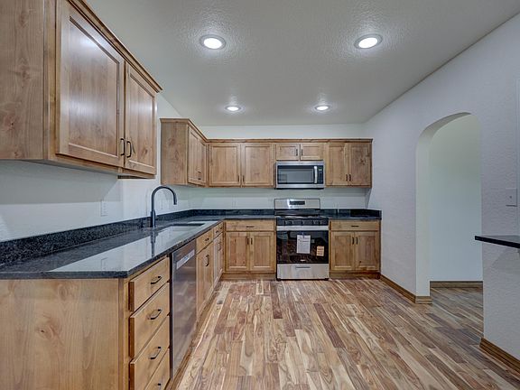 5th image of 416 E 4th Street