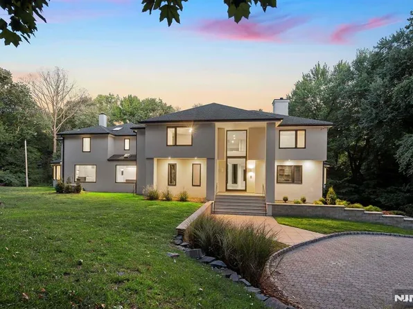 1 Lambs Ln, Cresskill, NJ 07626