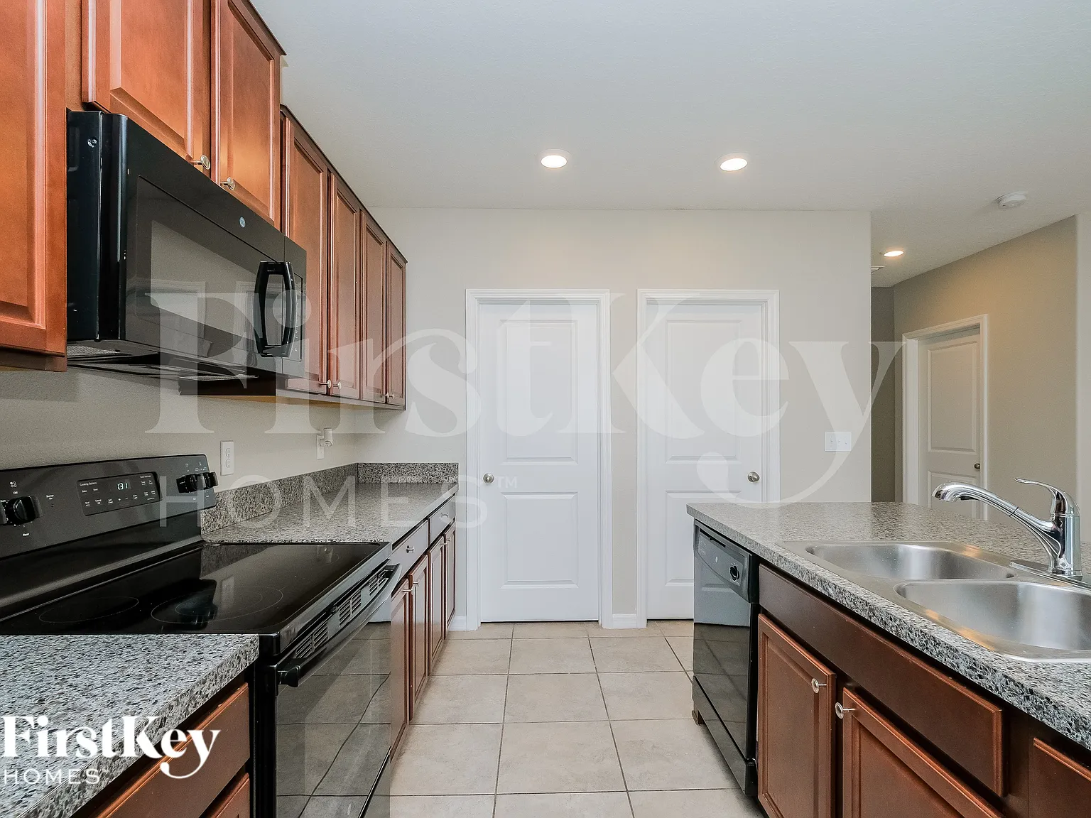 5 bed, 2.5 bath, 2415 sqft, $3,075 — Photo 4