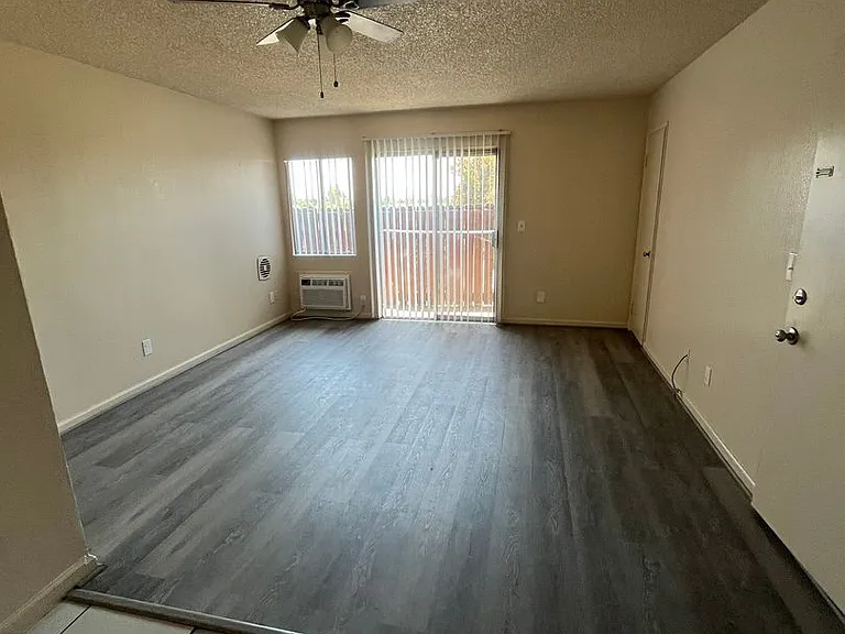 4810 N Vincent Ave — Photo 8