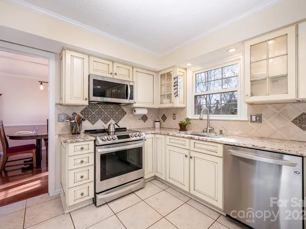 8700 Parkchester Dr, Charlotte, NC 28277