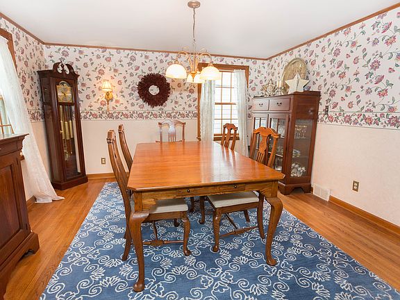 4th image of 80 Endicott Dr