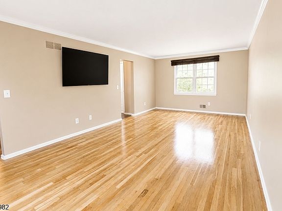 4th image of 24 WOODLAND TERRACE