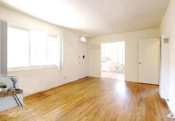 2nd image of 6300 Van Nuys Blvd #On