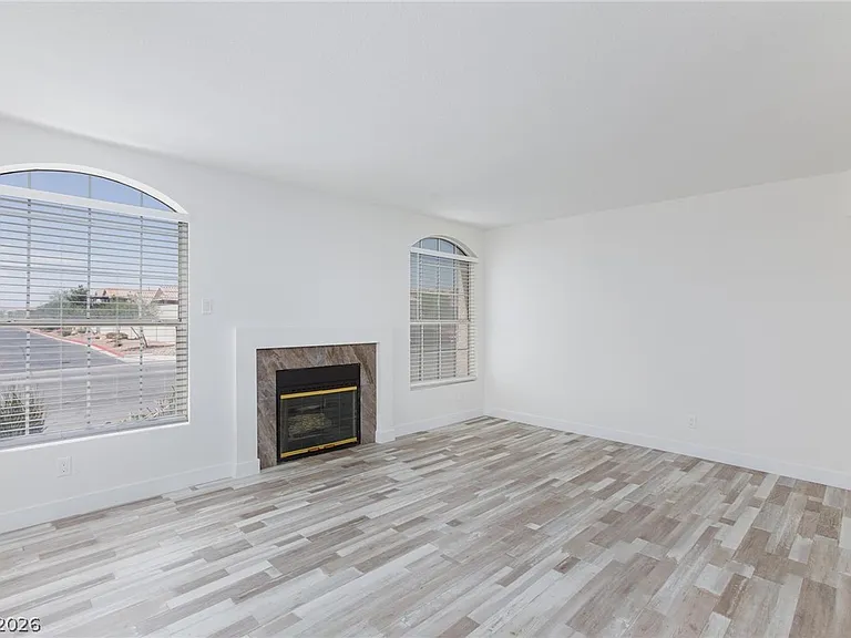 8048 W Rochelle Ave — Photo 7