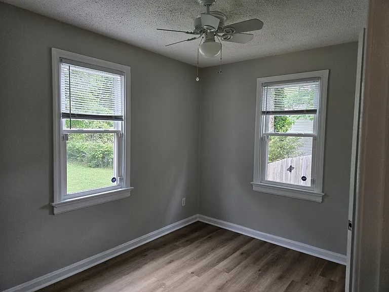 1115 Stewart Dr — Photo 15