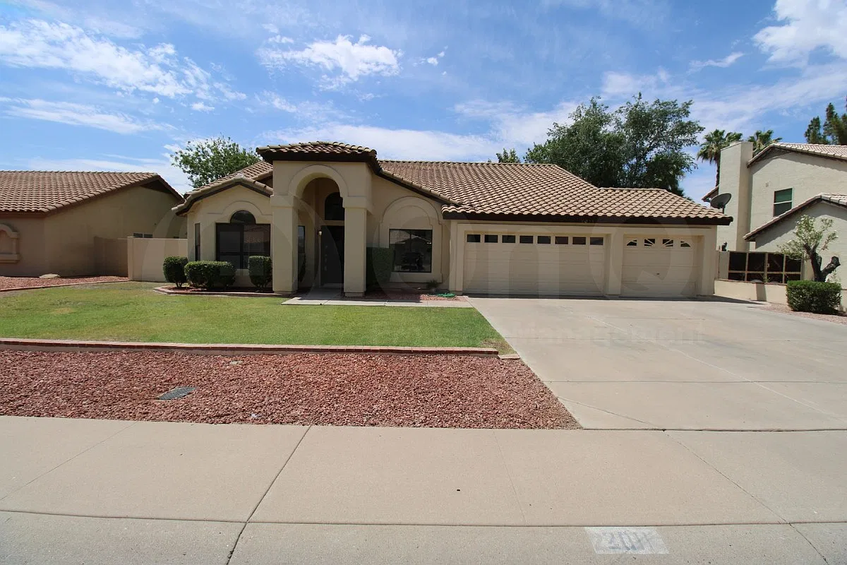 4 bed, 2.0 bath, 2323 sqft, $2,799 — Photo 1