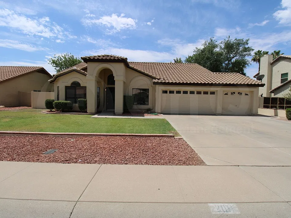 2011 E Lodge Dr