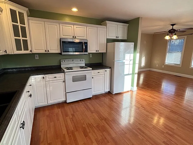 1305 Forest Ave — Photo 6