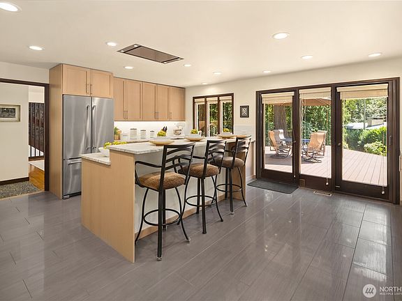4th image of 6815 E Mercer Way