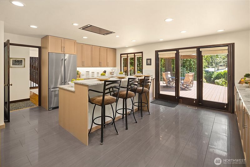4th image of 6815 E Mercer Way
