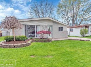 22524 Detour St, Saint Clair Shores, MI 48082