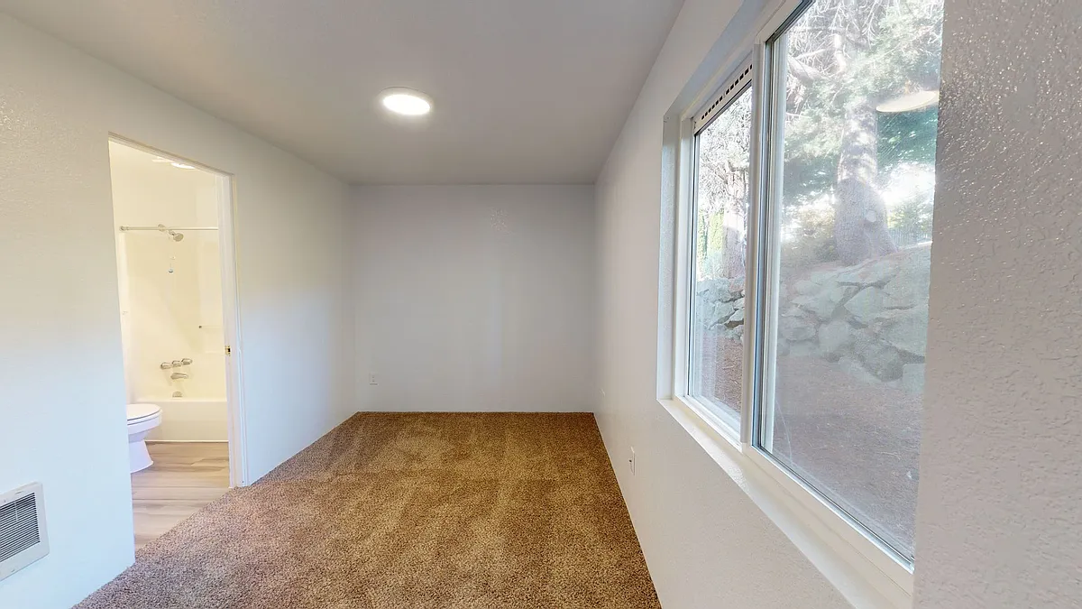 Building Photo - Bayview (105)