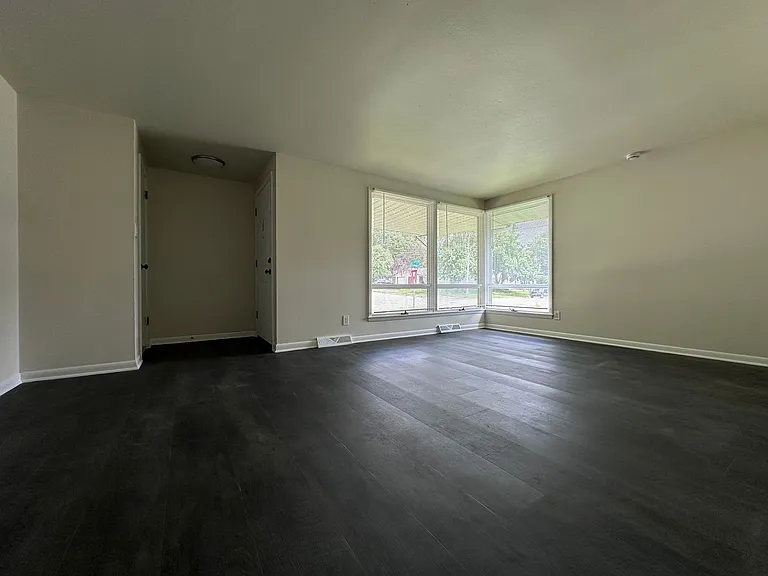 490 Saint Bernard Dr — Photo 6