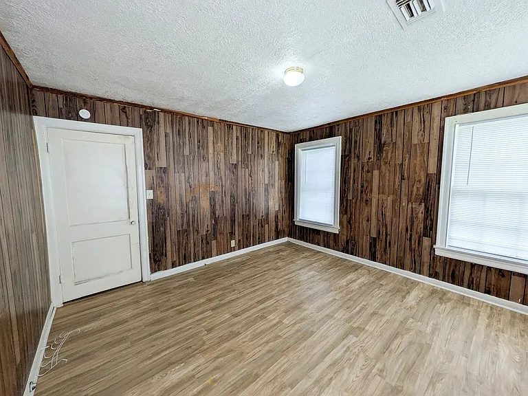 1810 Roberts St — Photo 18