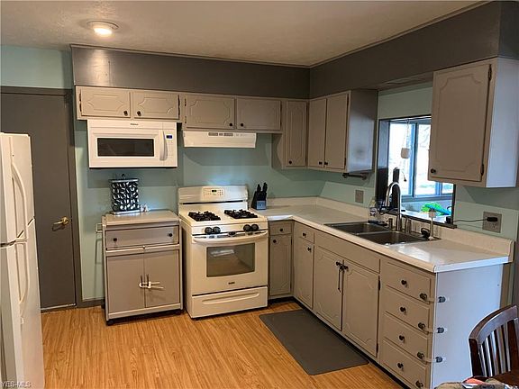 2nd image of 4833 Hollyview Dr