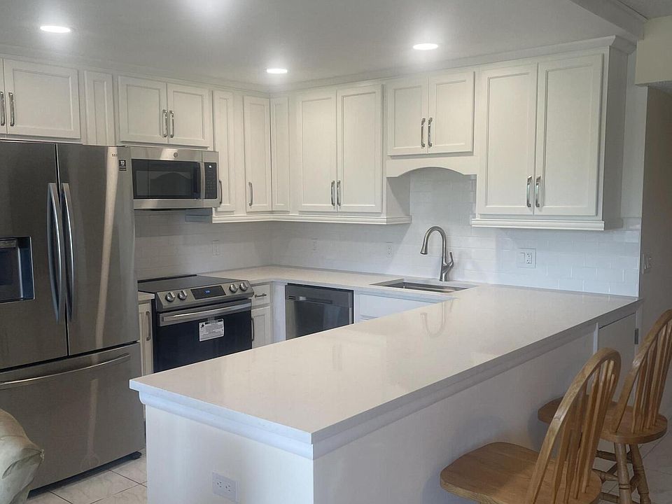 1st image of 3059 Lyndhurst N