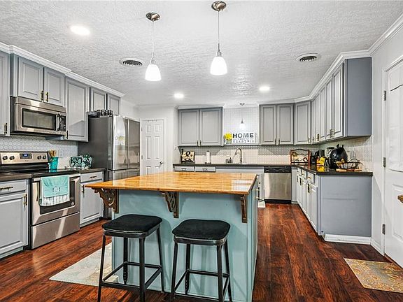 4th image of 1002 Holly Rd