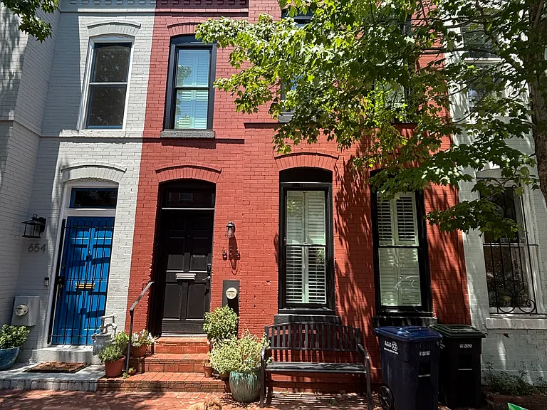 656 Acker Pl NE — Photo 1