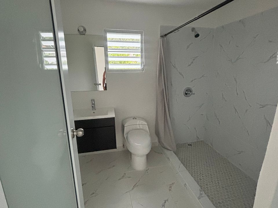 2nd image of 266 Calle Robles Toa Baja