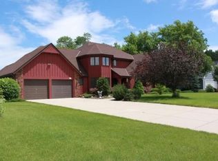W142N6328 Mill Ridge Dr, Menomonee Falls, WI 53051