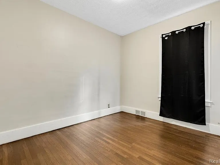 1413 Wayburn St — Photo 6