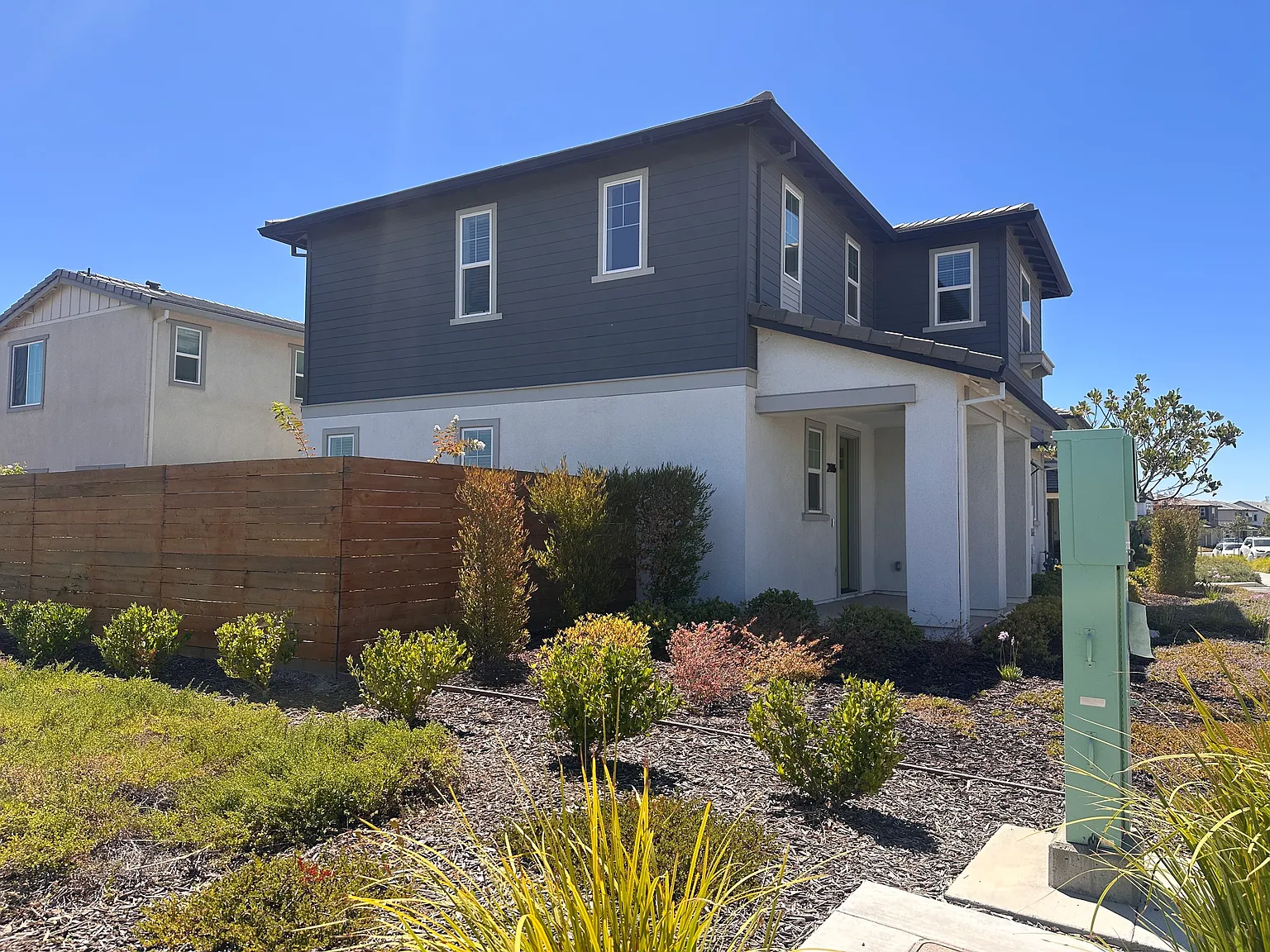3 bed, 2.5 bath, 2364 sqft, $3,900 — Photo 2