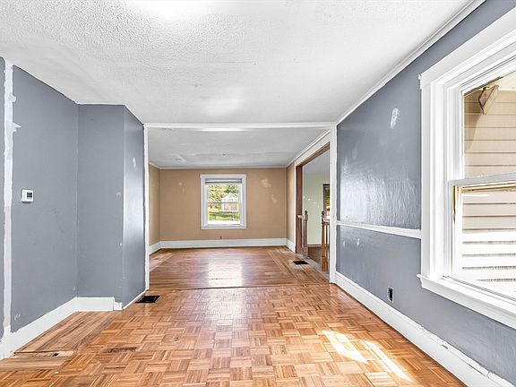 5th image of 162 Main St