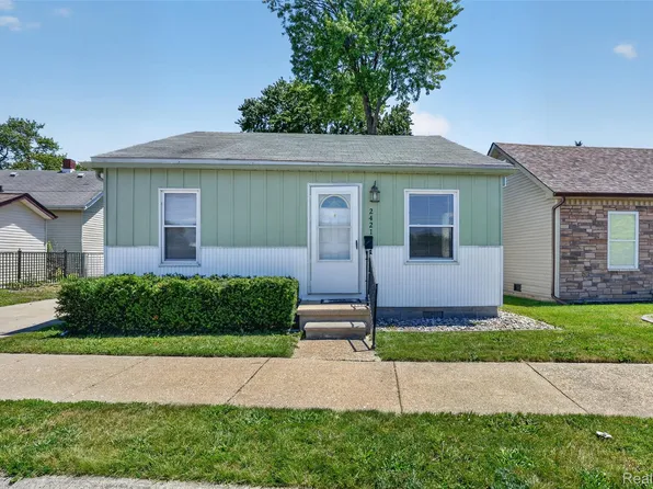 2421 5th St, Trenton, MI 48183