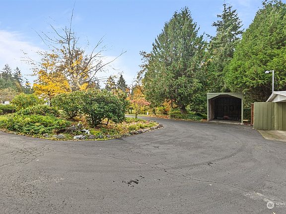 4th image of 300 39th Avenue NE