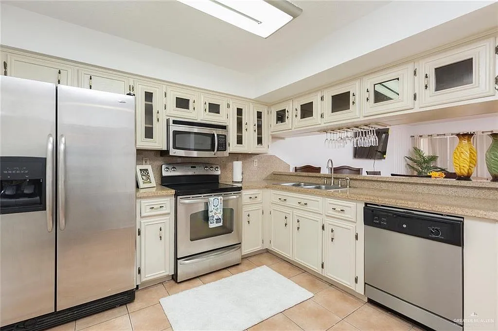 2 bed, 2.0 bath, 1001 sqft, $1,000 — Photo 2
