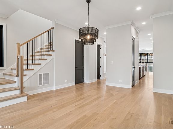 4th image of 2062 W Belle Plaine Ave