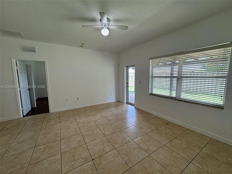 2653 NE 3rd Ct — Photo 6