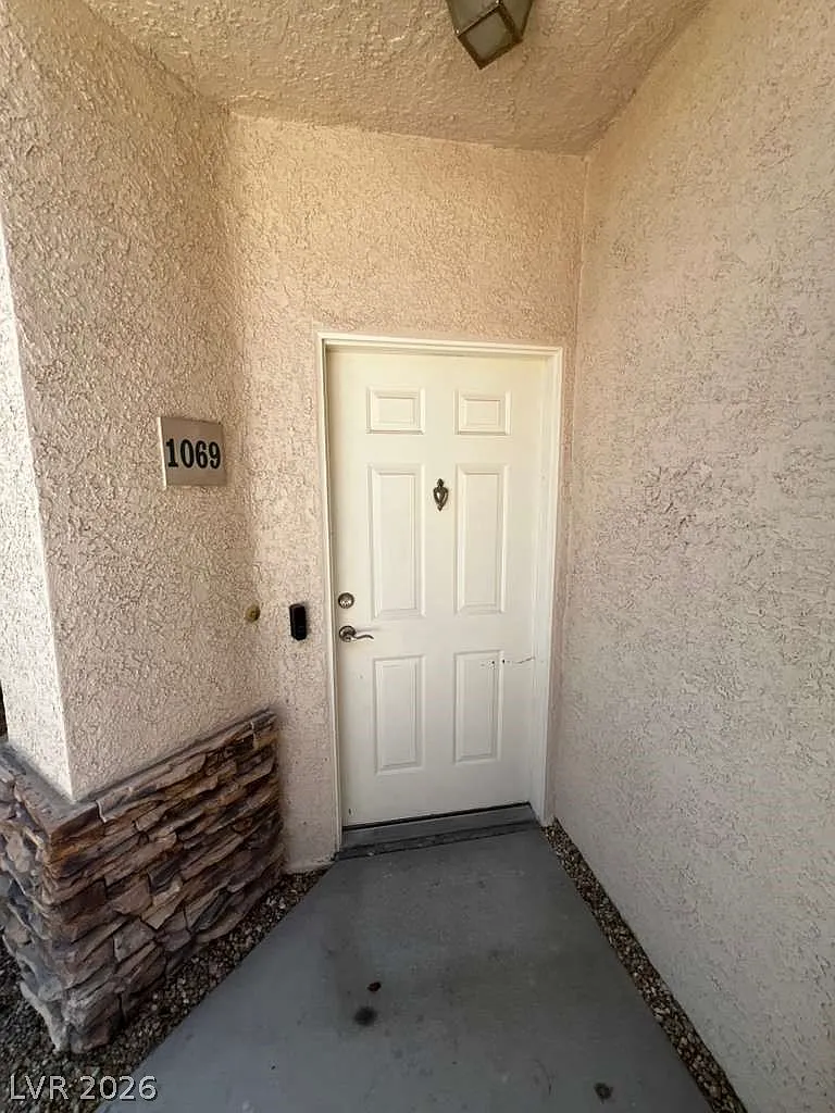 3 bed, 2.5 bath, 1697 sqft, $2,350 — Photo 1