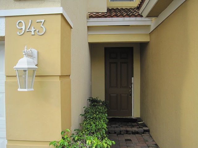 2nd image of 943 Pipers Cay Dr