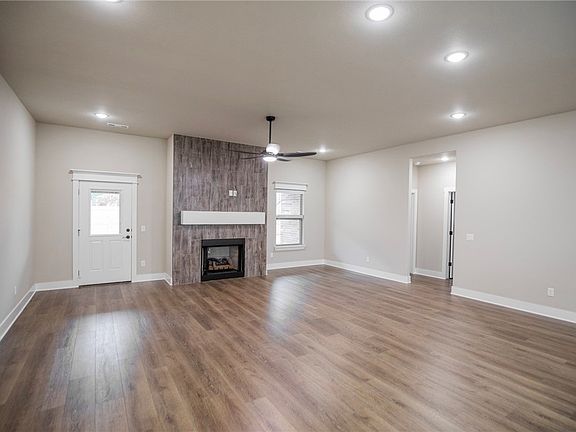 4th image of 202 N Sheep Dog Ave
