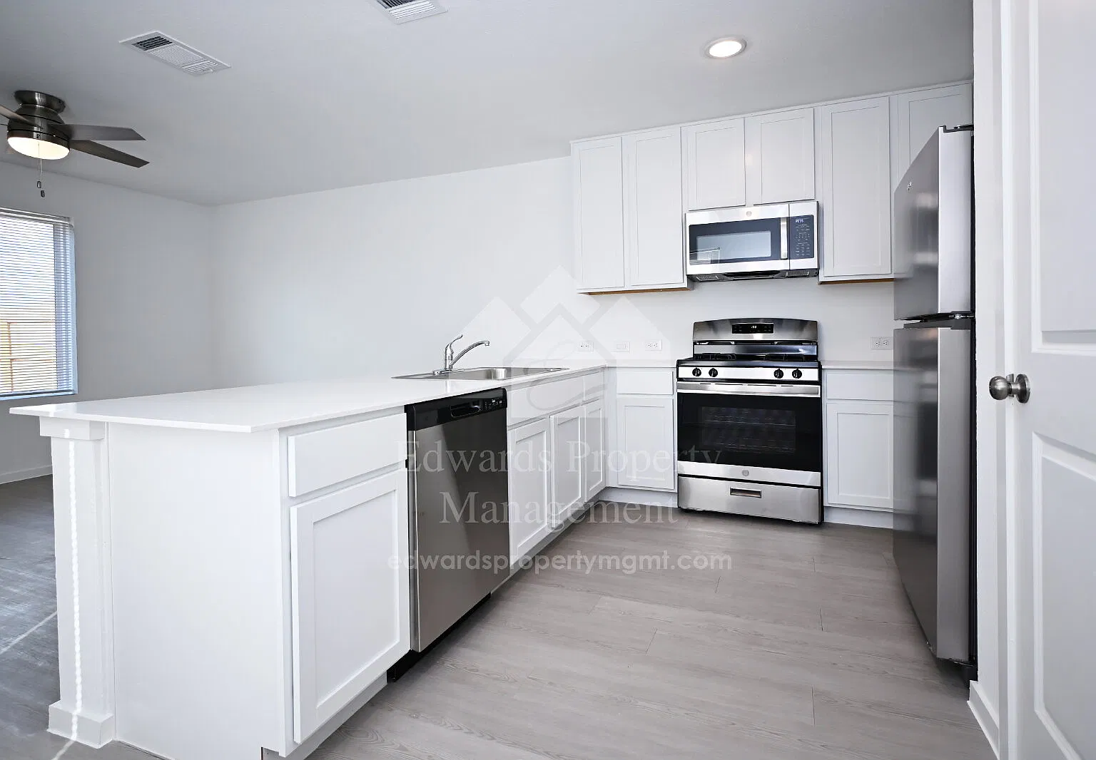 3 bed, 2.5 bath, 1189 sqft, $1,245 — Photo 3