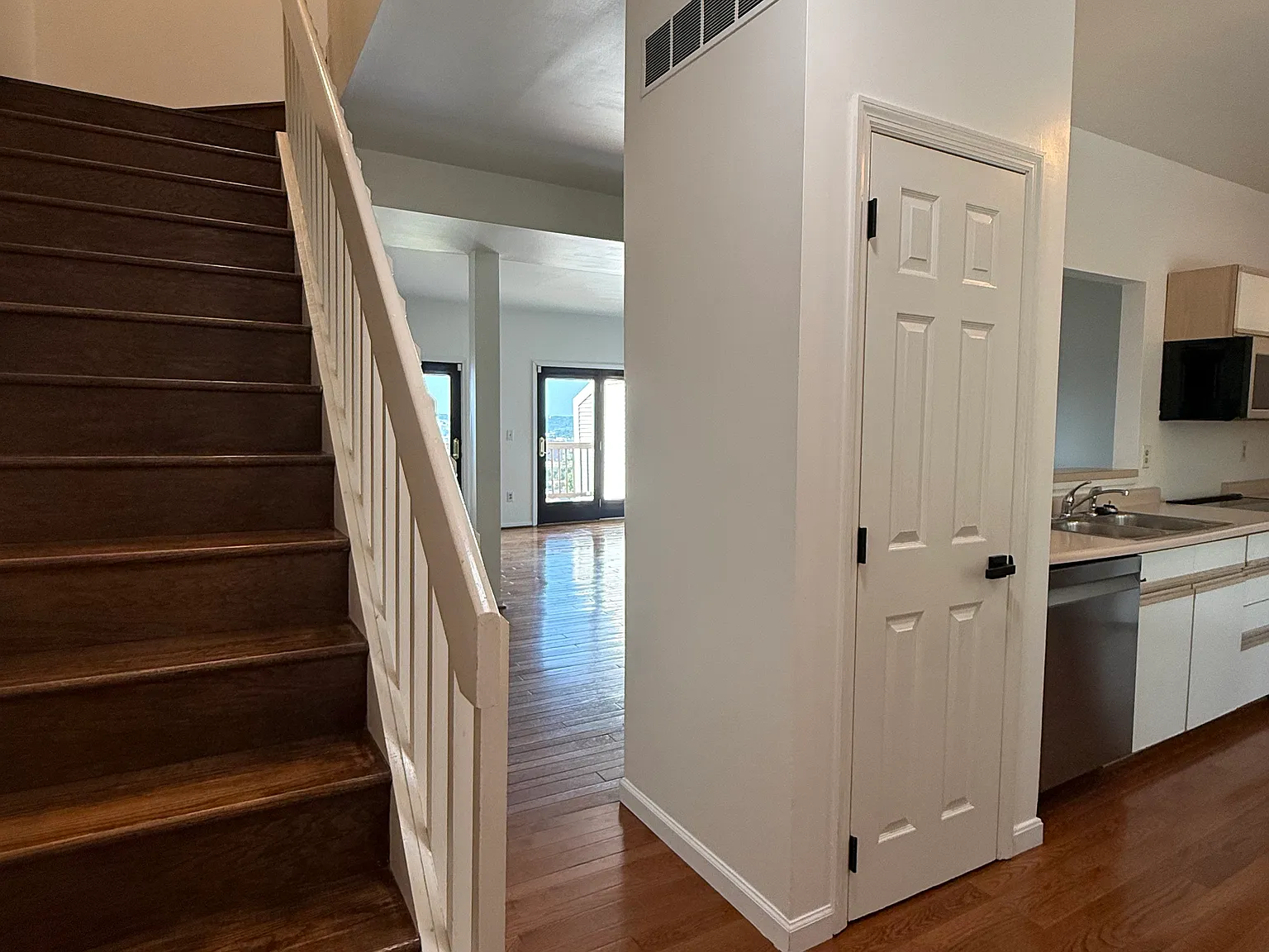 3 bed, 2.5 bath, 1350 sqft, $2,300 — Photo 4
