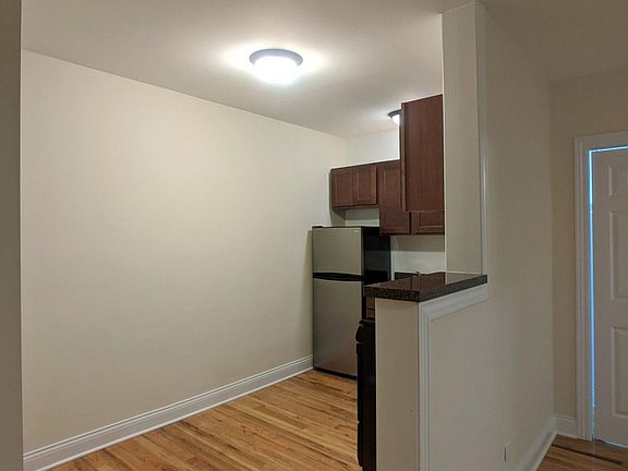 3rd image of 544 W Wellington Ave #212