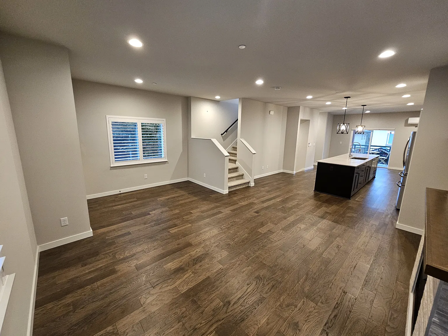 3 bed, 2.5 bath, 1956 sqft, $3,950 — Photo 3