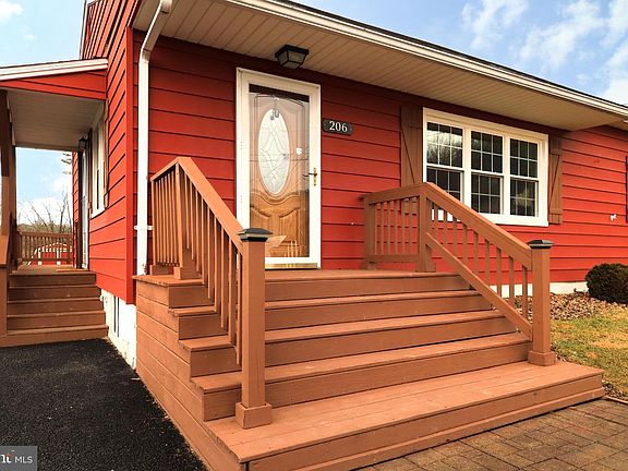 5th image of 206 Cove St