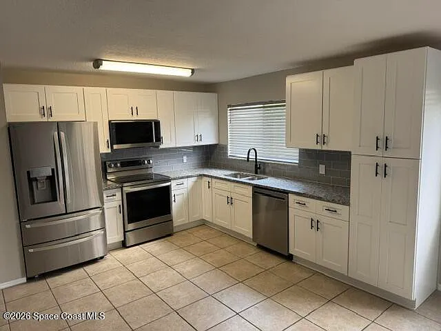 425 Tewksbury Ln NE — Photo 5