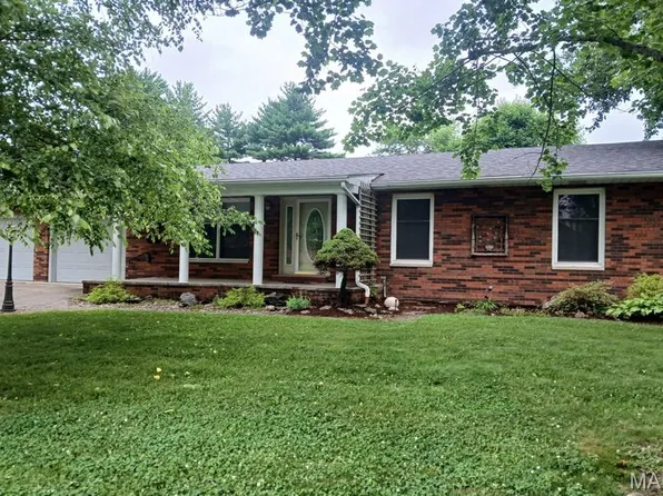 803 W Miller Dr, Staunton, IL 62088