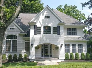 9 Wardencliff Rd, Shoreham, NY 11786