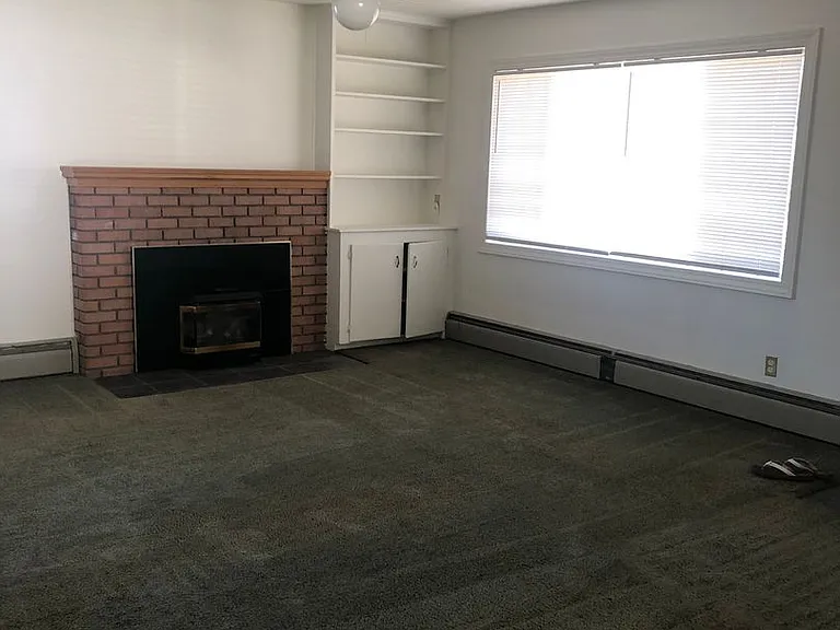 1487 NW Eden St — Photo 3