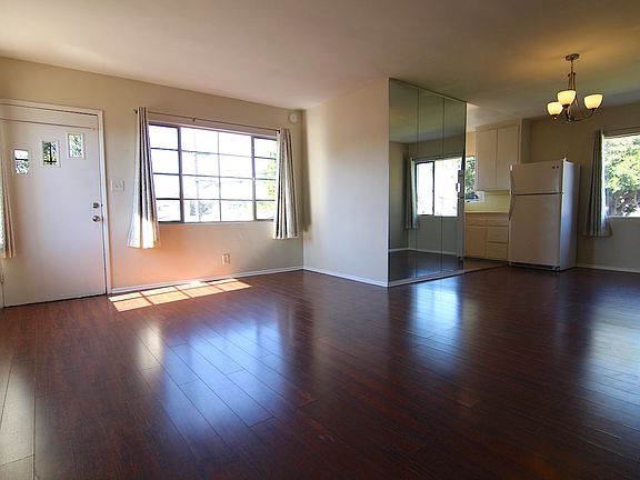 3rd image of 2621 Cloverfield Blvd